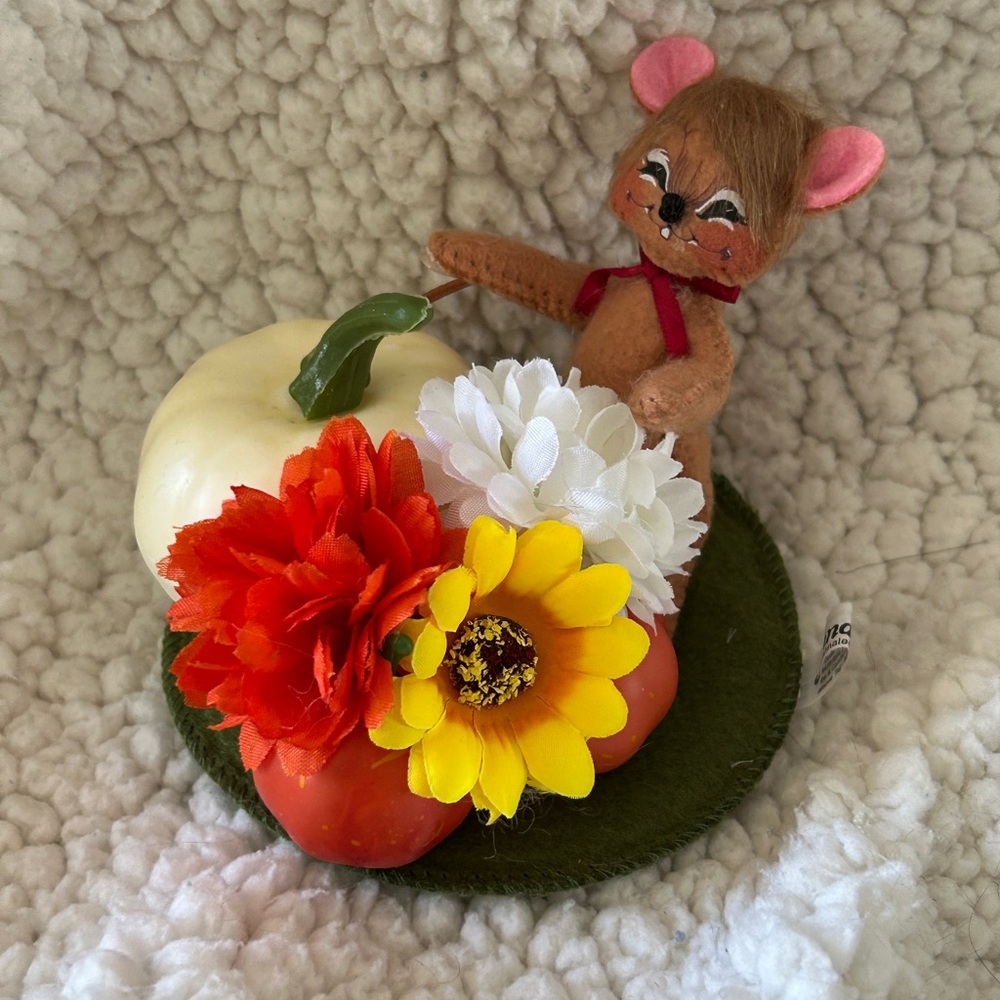 Annalee Brown Mouse with White and Orange Pumpkin Decor